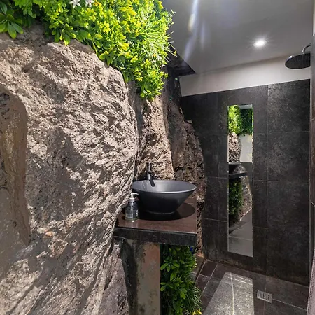 Modern Air-conditioned 2br-8p -