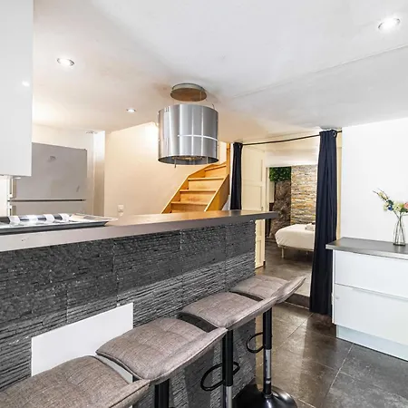 Modern Air-conditioned 2br-8p - *