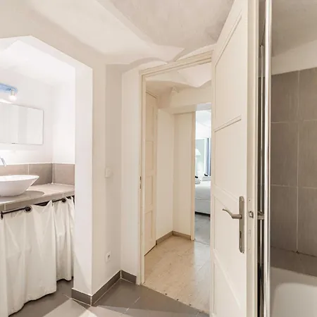 Modern Air-conditioned 2br-8p -